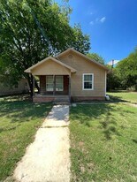 561 E Crow St in Stephenville, TX - Building Photo