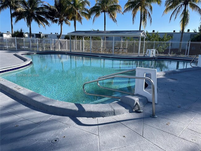 101 NW 204th St in Miami Gardens, FL - Foto de edificio - Building Photo