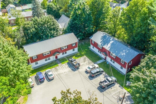 77 Rush Road in Henniker, NH - Foto de edificio - Building Photo