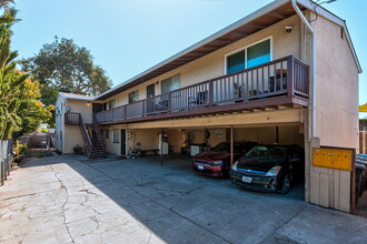 2056 Glen Way in East Palo Alto, CA - Foto de edificio - Building Photo