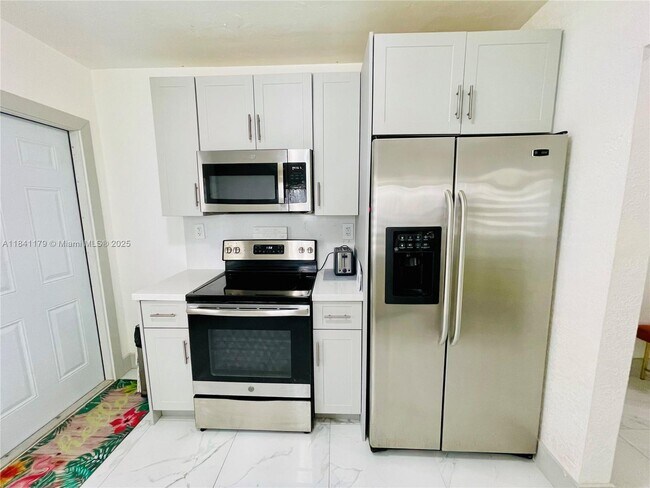 737 NW 41st St in Miami, FL - Building Photo - Building Photo