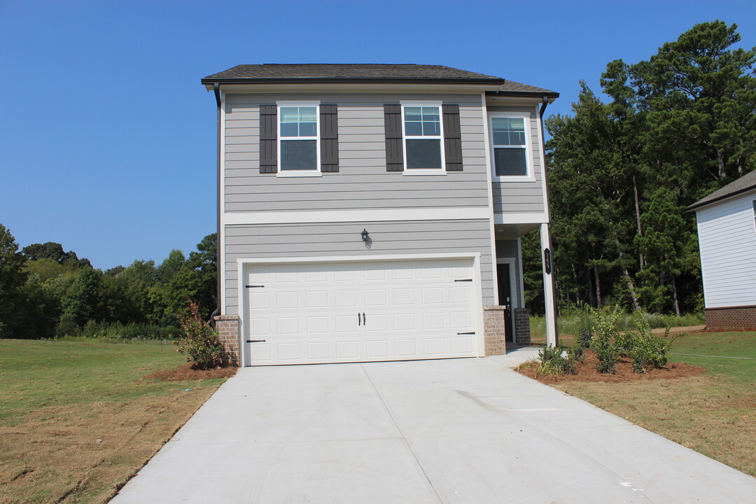 145 Red Maple Wy in Adairsville, GA - Building Photo