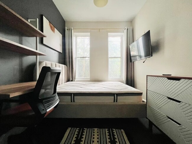 Furnished room/NOT APARTMENT in Queens, NY - Foto de edificio - Building Photo