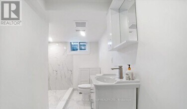 28 Charlbrook Ave in Barrie, ON - Building Photo - Building Photo