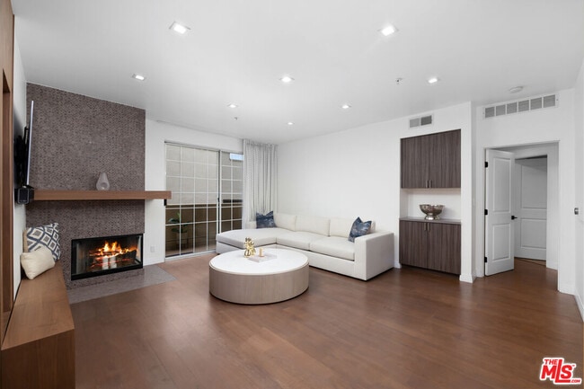 930 N Doheny Dr in West Hollywood, CA - Building Photo - Building Photo