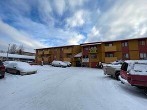 Nicole Apartments in Anchorage, AK - Foto de edificio - Building Photo