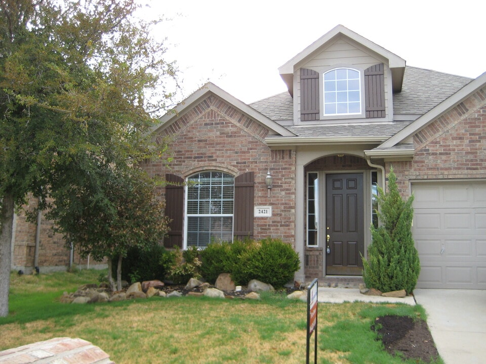 2421 Mallard Dr in Little Elm, TX - Foto de edificio