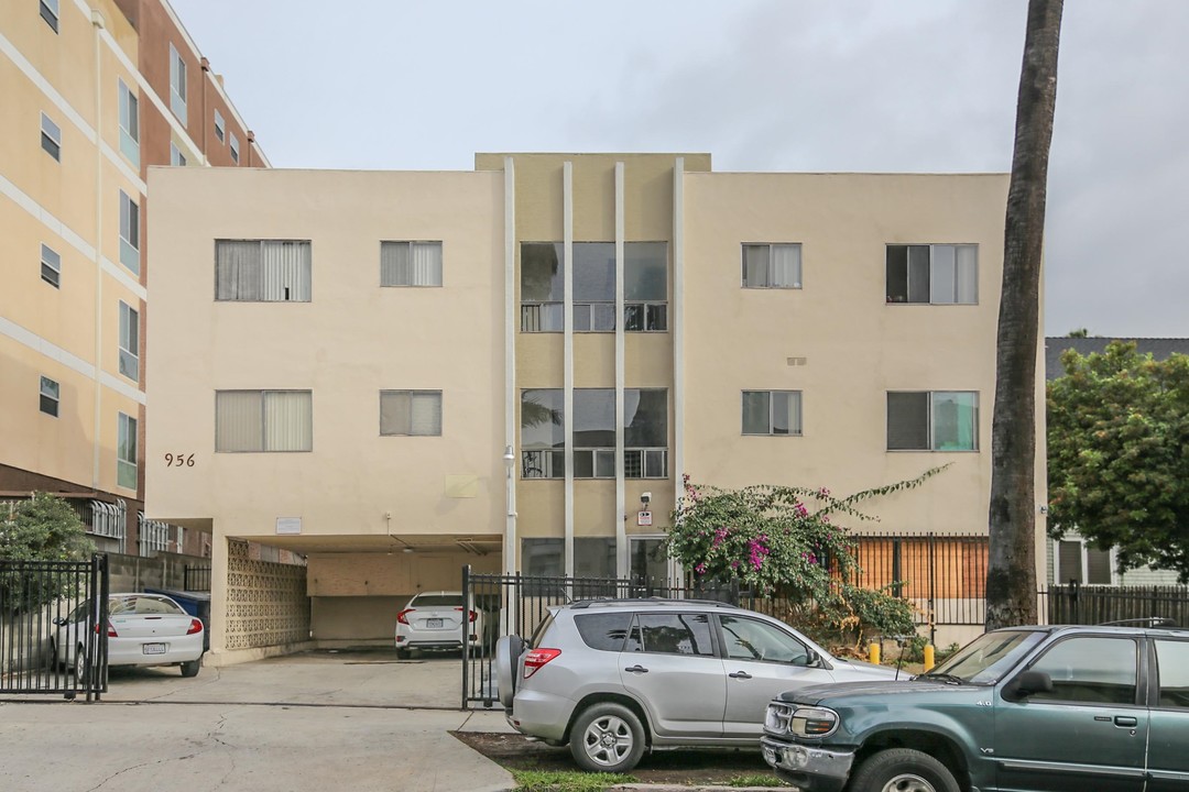 956 Elden Ave in Los Angeles, CA - Building Photo