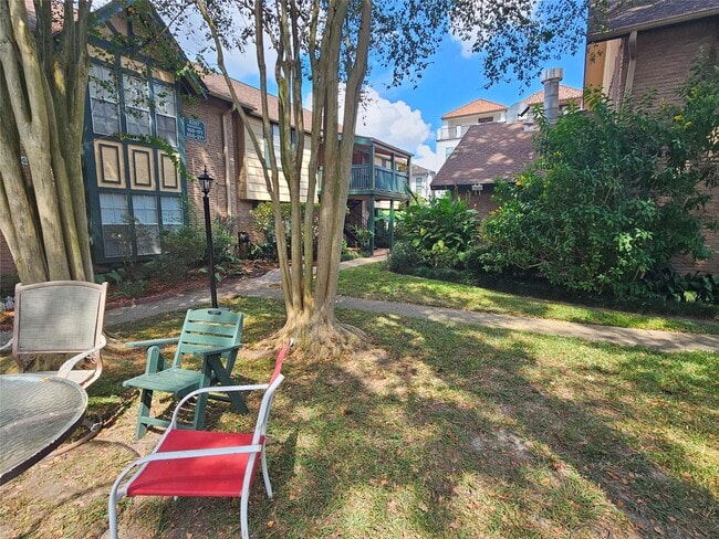 8287 Kingsbrook Rd in Houston, TX - Foto de edificio - Building Photo