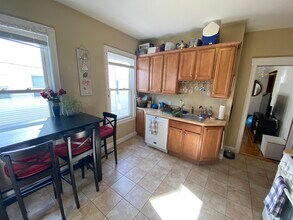 224 Holland St, Unit 2 in Rochester, NY - Foto de edificio - Building Photo