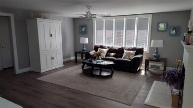 1 Washington Ave E in Hampton Bays, NY - Building Photo - Building Photo