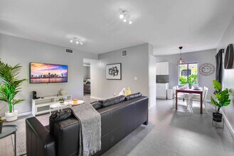 435 NE 69th St in Miami, FL - Foto de edificio - Building Photo