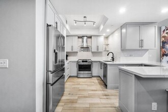 2650 Lake Shore Dr in Riviera Beach, FL - Foto de edificio - Building Photo