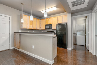 Centre Place Apartments in Denton, TX - Foto de edificio - Building Photo