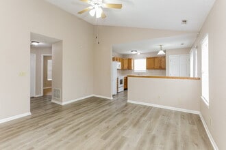 8144 Amarillo Dr in Indianapolis, IN - Foto de edificio - Building Photo