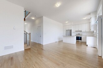 30 Bridgeland Dr. in Whitby, ON - Building Photo - Building Photo