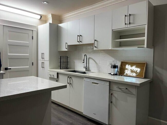 920 Wavertree Rd in North Vancouver, BC - Building Photo - Building Photo