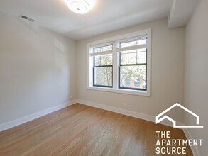 2028 W Montrose Ave, Unit 2A in Chicago, IL - Building Photo - Building Photo