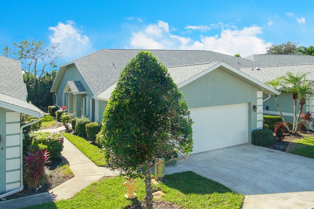 1748 Royal Cir in Naples, FL - Foto de edificio