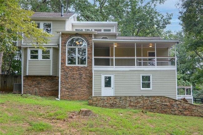 property at 639 Lakeshore Dr NW