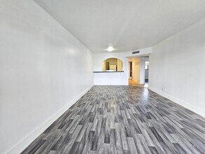 7960 Colony Cir N, Unit 305 in Tamarac, FL - Foto de edificio - Building Photo