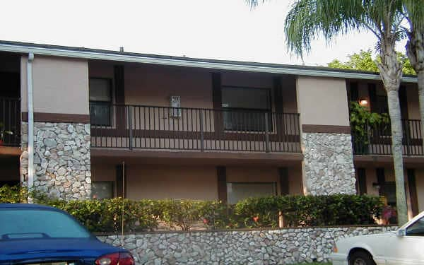 11300 W Sample Rd in Coral Springs, FL - Building Photo