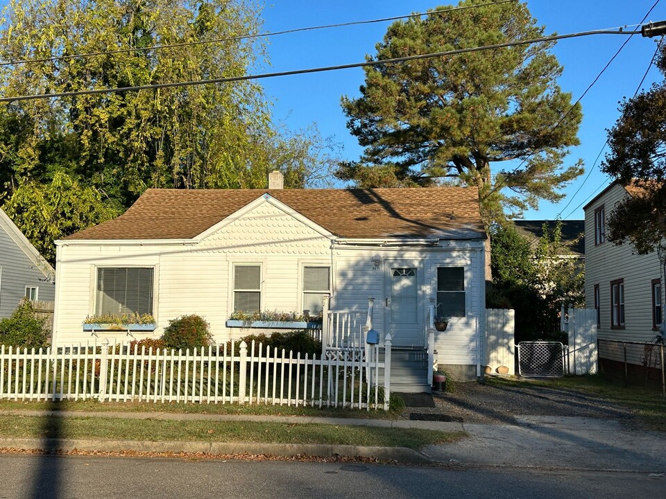 9271 Coleman Ave in Norfolk, VA - Building Photo