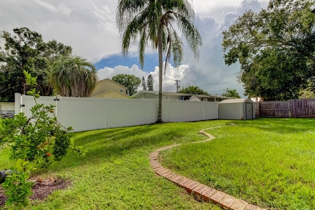 337 Shore Dr E in Oldsmar, FL - Foto de edificio - Building Photo
