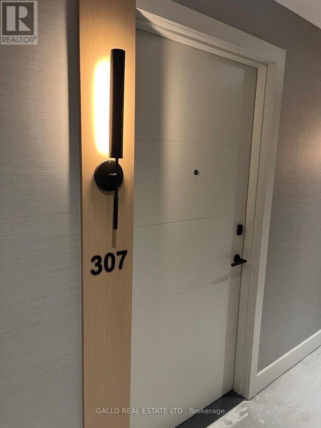 8-308 Manor Rd W in Toronto, ON - Building Photo - Building Photo