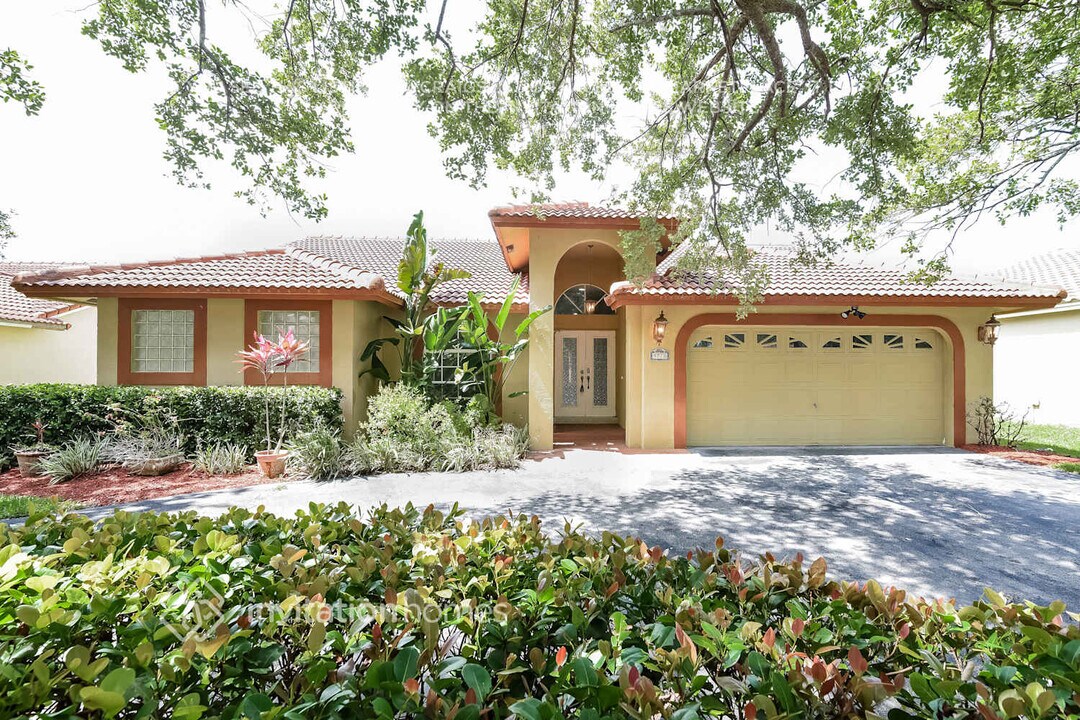 9771 NW 47th Dr in Coral Springs, FL - Foto de edificio