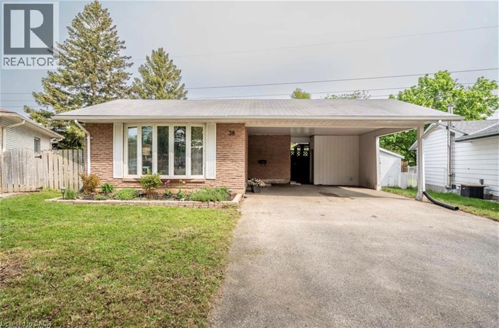 38 Jay Ct in Kitchener, ON - Building Photo