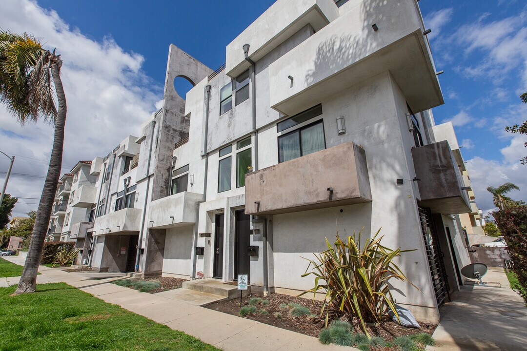 8639 Whitworth Dr, Unit 102 in Los Angeles, CA - Building Photo