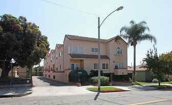 630 E Cypress Ave Apartamentos