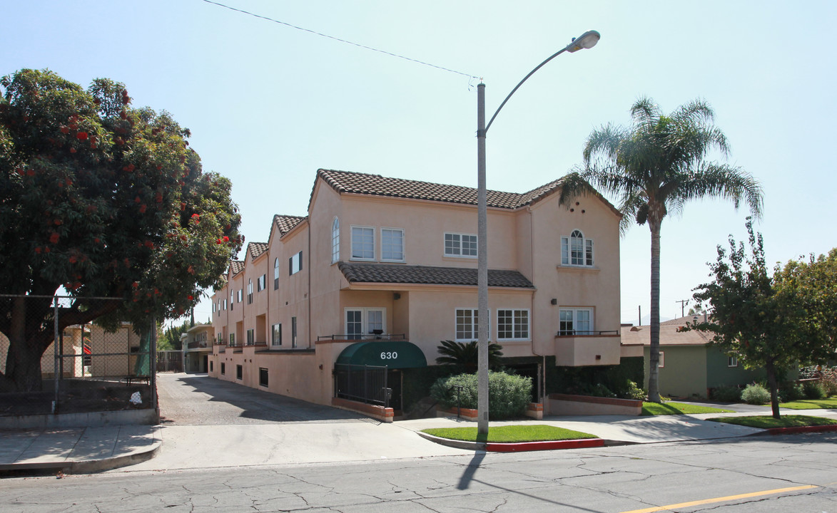 630 E Cypress Ave in Burbank, CA - Foto de edificio