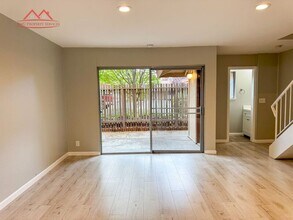 236 Red Oak Dr E in Sunnyvale, CA - Building Photo - Building Photo