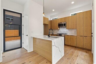 909 Payne Ave in Austin, TX - Building Photo - Building Photo