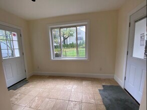 56 Charles St, Unit First floor in Greenwich, CT - Foto de edificio - Building Photo