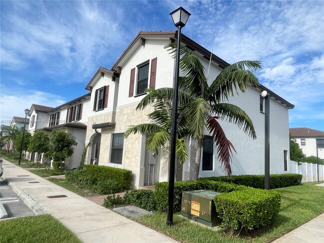 10467 West 33rd Ct in Hialeah, FL - Foto de edificio - Building Photo