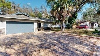 9016 Hogans Bend in Tampa, FL - Building Photo