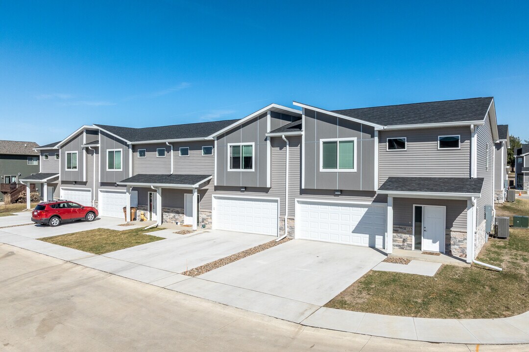 James Point Luxury Townhomes in Grimes, IA - Foto de edificio