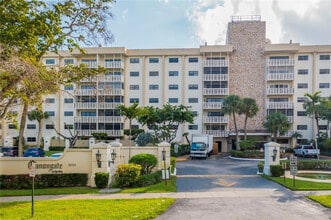 800 NE 195th St in Miami, FL - Foto de edificio - Building Photo