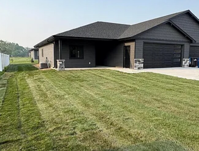 1120/1122 Carl Rd in Mitchell, SD - Building Photo - Building Photo