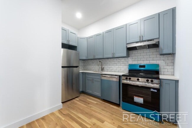 Brand New 3 Bed 2 Bath Parlor Floor in Rid in Ridgewood, NY - Building Photo - Building Photo