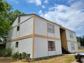 4200 Boyett St in Bryan, TX - Building Photo