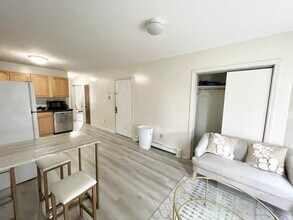 80 Hammond St, Unit 2 in Boston, MA - Foto de edificio - Building Photo