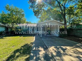 802 Dunn St in Waxahachie, TX - Building Photo