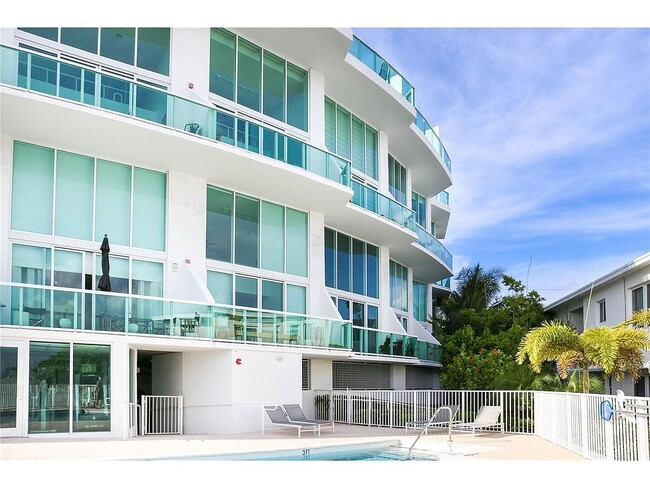 2000 Bay Dr, Unit 402 in Miami Beach, FL - Foto de edificio - Building Photo