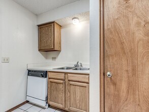 1215 Clearwater Dr in Norman, OK - Building Photo - Building Photo