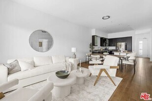 12920 W Runway Rd in Playa Vista, CA - Building Photo