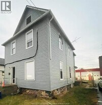 4 Hazelton St in Leamington, ON - Building Photo